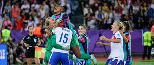 Die englischen Spielerinnen standen mit dem Rücken zur Wand und gingen letztlich als Siegerinnen vom Platz.