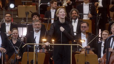 Dirigentin Joana Mallwitz und das Konzerthausorchester beim Eröffnungskonzert von „Classic Open Air“ auf dem Gendarmenmarkt am 17. Juli 2025.