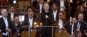 Dirigentin Joana Mallwitz und das Konzerthausorchester beim Eröffnungskonzert von „Classic Open Air“ auf dem Gendarmenmarkt am 17. Juli 2025.