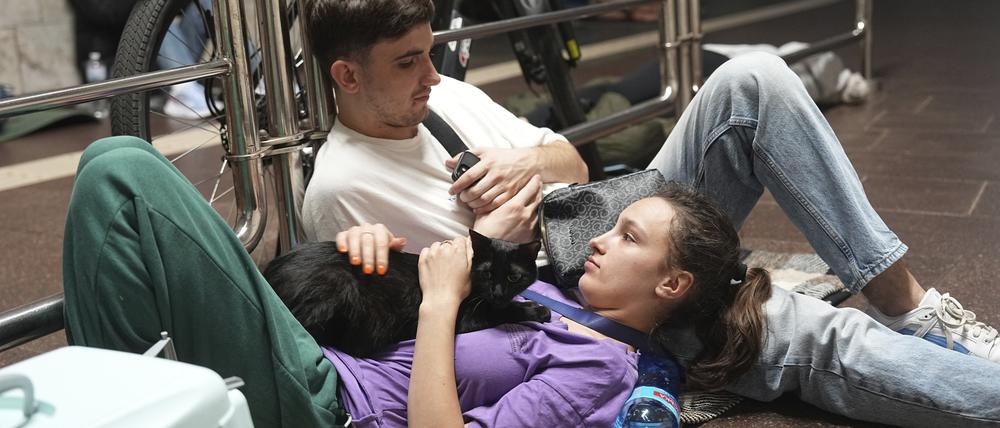Schlaflos im Bunker: Menschen harren während eines russischen Angriffs auf Kiew in einer Metrostation aus, die als Luftschutzraum genutzt wird.