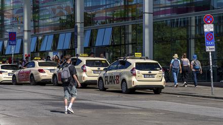 Mehrere Taxen stehen vor dem Berliner Ostbahnhof und warten auf Kundschaft.