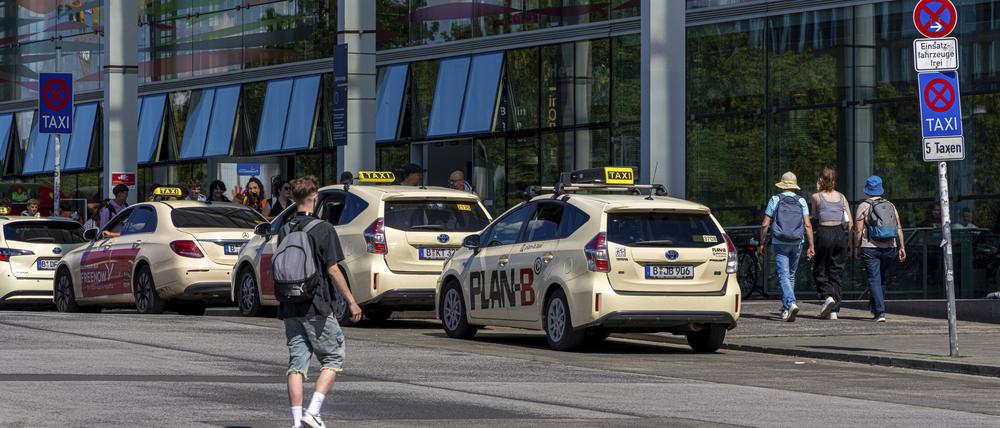Mehrere Taxen stehen vor dem Berliner Ostbahnhof und warten auf Kundschaft.