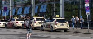 Mehrere Taxen stehen vor dem Berliner Ostbahnhof und warten auf Kundschaft.