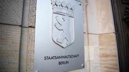 Das Schild mit der Aufschrift „Staatsanwaltschaft Berlin“ hängt am Eingang des Gerichts in Moabit.