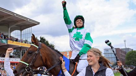 Nina Baltromei feiert ihren Sieg beim Deutschen Derby, das sie als erste Frau überhaupt gewinnen konnte.