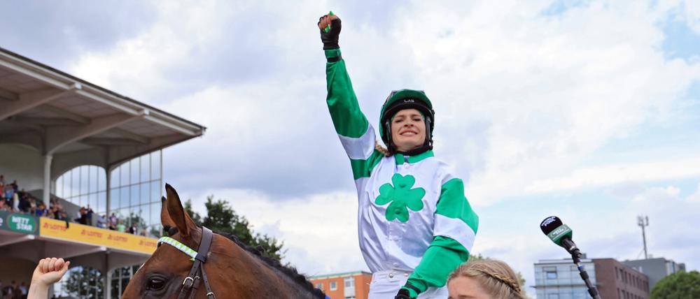 Nina Baltromei feiert ihren Sieg beim Deutschen Derby, das sie als erste Frau überhaupt gewinnen konnte.