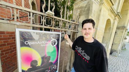 Halt dich an deiner Liebe fest: Ben Colm vorm Kino.