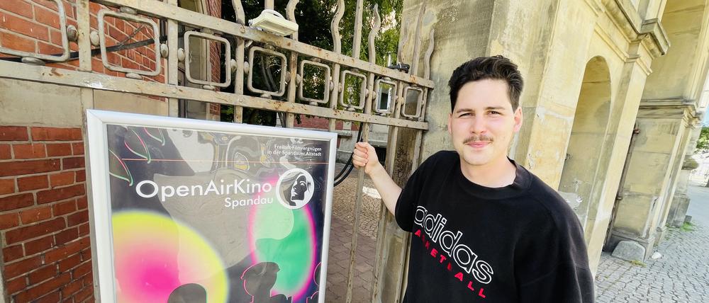 Halt dich an deiner Liebe fest: Ben Colm vorm Kino.