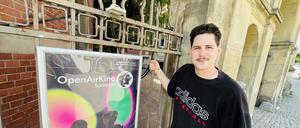 Halt dich an deiner Liebe fest: Ben Colm vorm Kino.