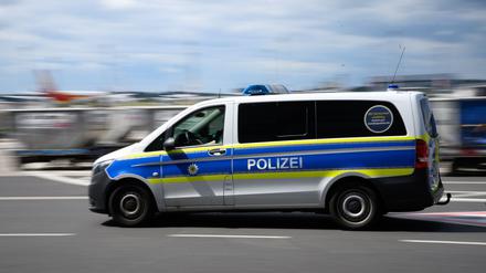 Bundespolizisten haben am Flughafen BER einen Mann festgenommen, der vom Internationalen Strafgerichtshof gesucht wird. (Symbolbild)