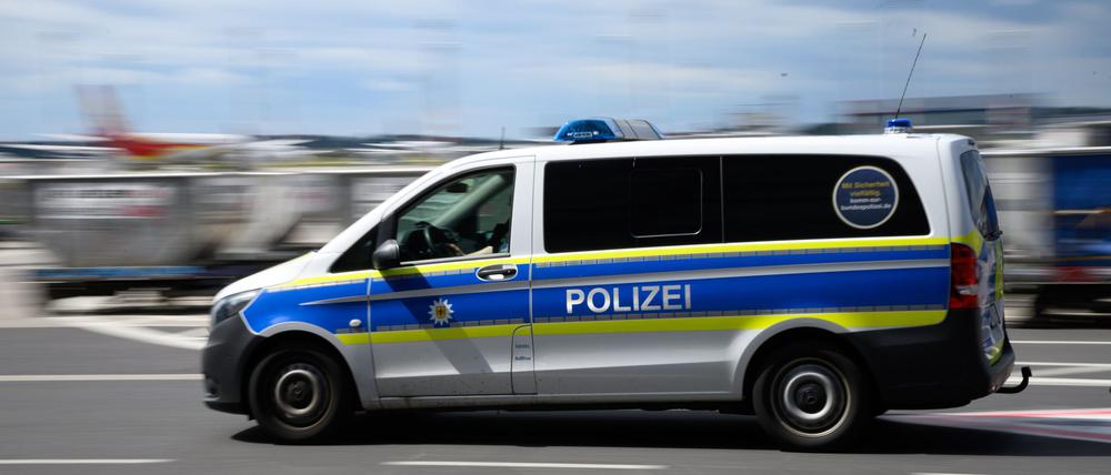 Bundespolizisten haben am Flughafen BER einen Mann festgenommen, der vom Internationalen Strafgerichtshof gesucht wird. (Symbolbild)