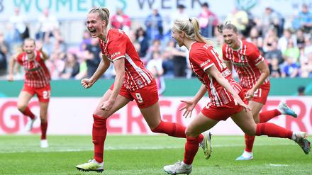 DFB-Kapitänin Janina Minge (li.) war schon in jungen Jahren beim SC Freiburg eine Leistungsträgerin. 