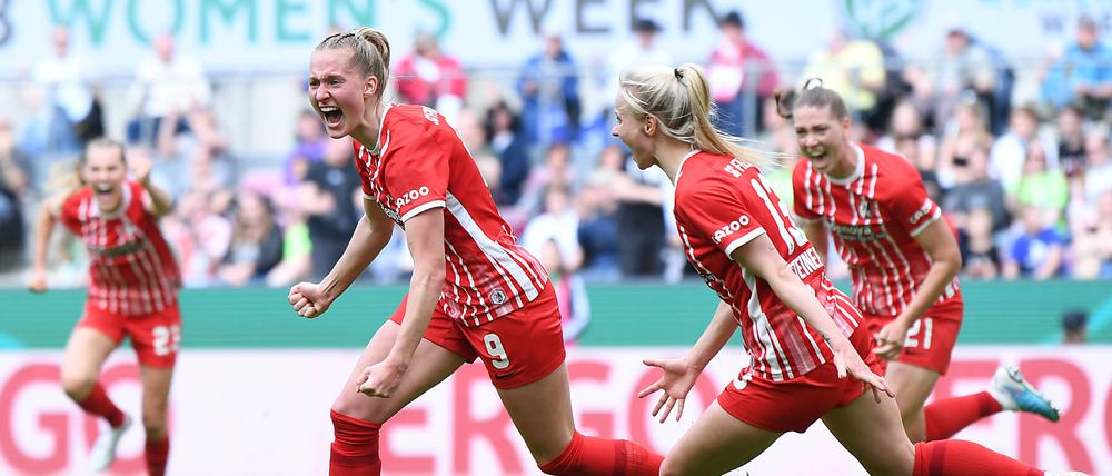 DFB-Kapitänin Janina Minge (li.) war schon in jungen Jahren beim SC Freiburg eine Leistungsträgerin. 