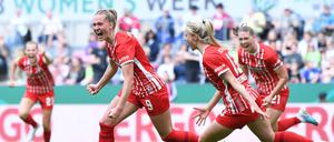DFB-Kapitänin Janina Minge (li.) war schon in jungen Jahren beim SC Freiburg eine Leistungsträgerin. 