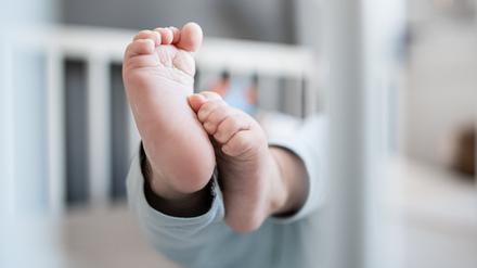 Zwei Füße, zwei „Mütter“: In Großbritannien wurden acht Babys geboren, die drei genetische Elternteile haben. 