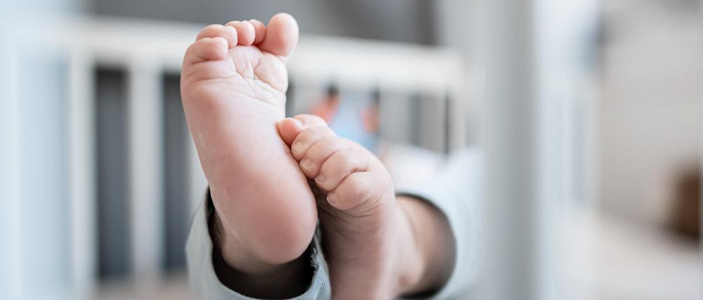 Zwei Füße, zwei „Mütter“: In Großbritannien wurden acht Babys geboren, die drei genetische Elternteile haben.