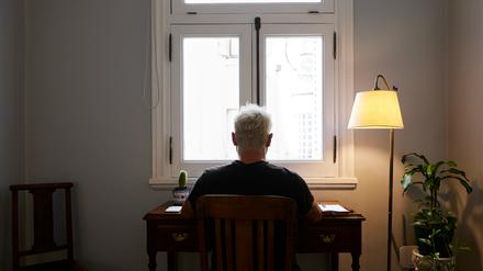 Altersdepressionen bleiben oft unsichtbar – vor allem bei Männern. 