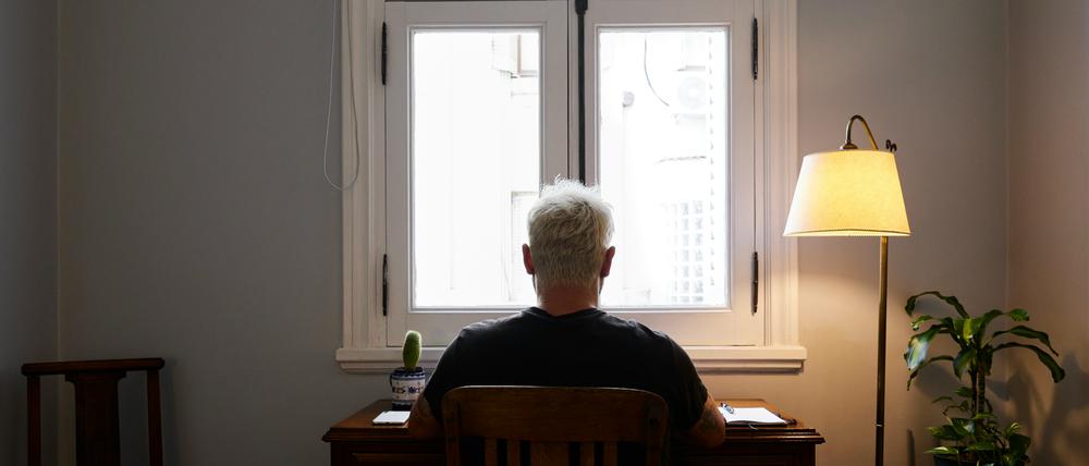 Altersdepressionen bleiben oft unsichtbar – vor allem bei Männern. 