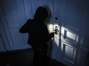 Lässt sich hier ungestört einbrechen? Kriminelle in Berlin prüfen die Lage mit einem perfiden Trick.