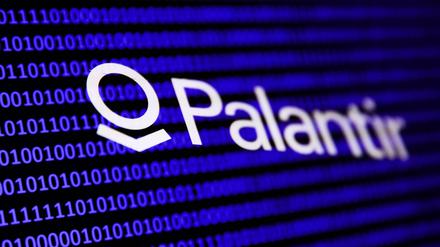 Logo der Datenanalyse-Software Palantir vor blauem Binärcode