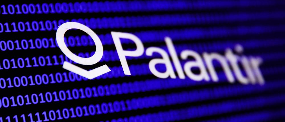 Logo der Datenanalyse-Software Palantir vor blauem Binärcode