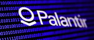 Logo der Datenanalyse-Software Palantir vor blauem Binärcode