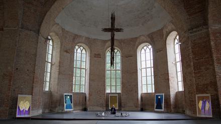 Blick in die Apsis der Parochialkirche mit einem Teil von Slater Bradleys aktueller Installation „Dragonslayer“.