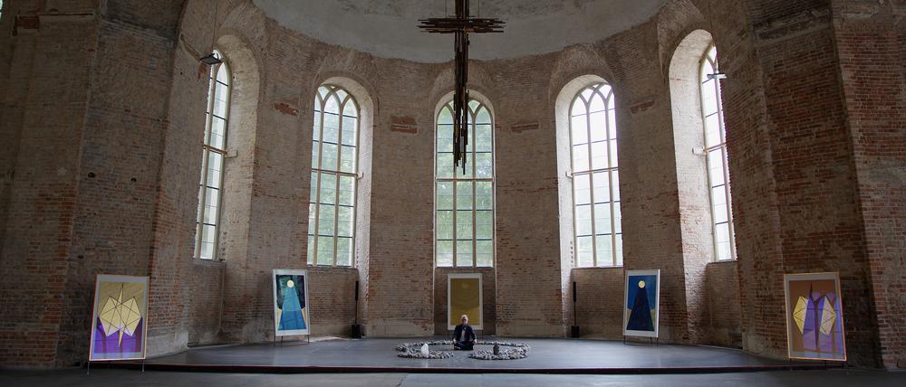 Blick in die Apsis der Parochialkirche mit einem Teil von Slater Bradleys aktueller Installation „Dragonslayer“.