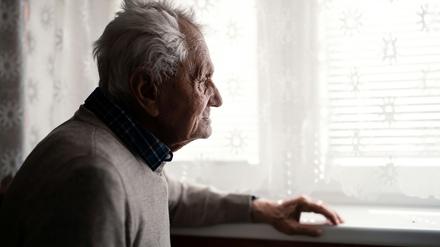 Auch im Alter kann eine Depression entstehen, mit ähnlichen Symptomen wie in jüngeren Jahren.