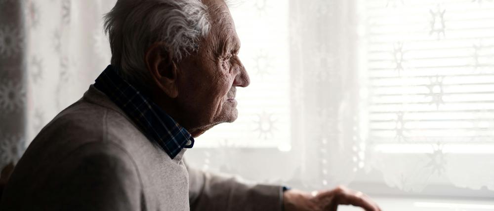 Auch im Alter kann eine Depression entstehen, mit ähnlichen Symptomen wie in jüngeren Jahren.