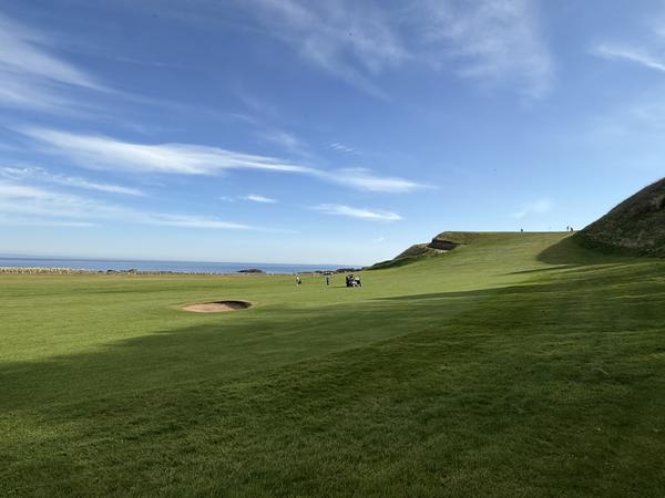 Fairway eines Golfplatzes mit erhöhtem Green