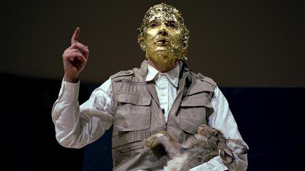 Marina Abramović re-performt 7 Stunden lang die Beuys-Performance „Wie man dem toten Hasen die Bilder erklärt“ im Atrium des Solomon R. Guggenheim Museums im Rahmen ihrer „7 Easy Pieces“.
