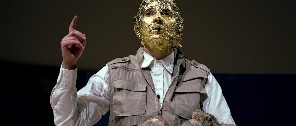 Marina Abramović re-performt 7 Stunden lang die Beuys-Performance „Wie man dem toten Hasen die Bilder erklärt“ im Atrium des Solomon R. Guggenheim Museums im Rahmen ihrer „7 Easy Pieces“.