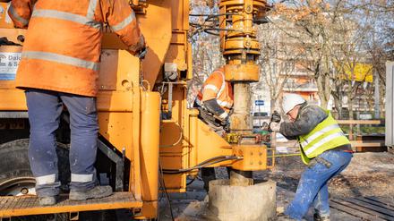 Geothermie wird vielerorts in Deutschland genutzt: Hier sind 2022 Arbeiter an einer großen Maschine bei einer Bohrung in Frankfurt (Main) beschäftigt gewesen. 