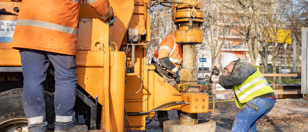 Geothermie wird vielerorts in Deutschland genutzt: Hier sind 2022 Arbeiter an einer großen Maschine bei einer Bohrung in Frankfurt (Main) beschäftigt gewesen. 