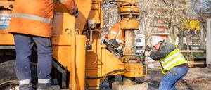 Geothermie wird vielerorts in Deutschland genutzt: Hier sind 2022 Arbeiter an einer großen Maschine bei einer Bohrung in Frankfurt (Main) beschäftigt gewesen. 