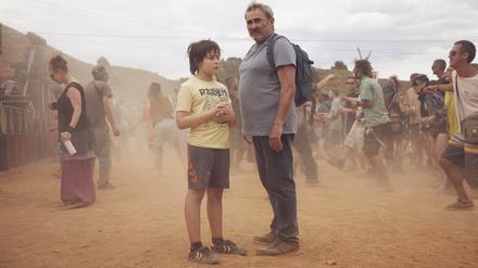 Luis (Sergi López) und sein zwölfjähriger Sohn Esteban (Bruno Núñez) finden in einer Gruppe Techno-Nomaden eine Ersatzfamilie.