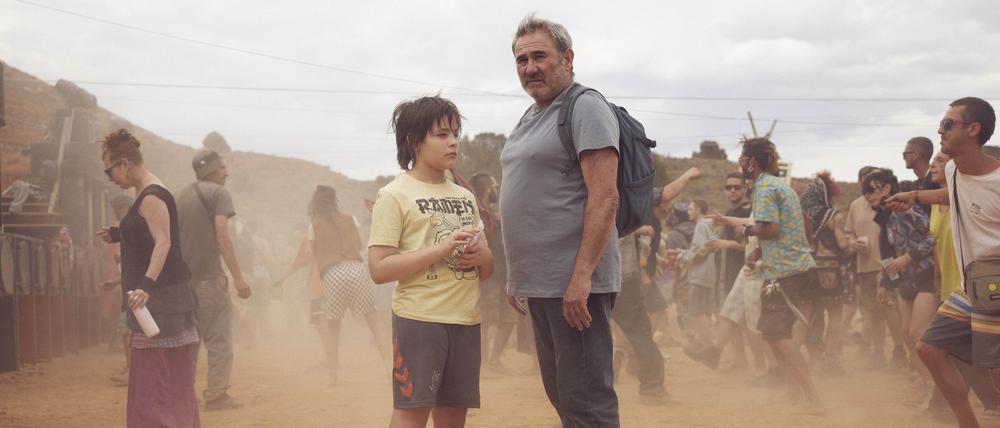 Luis (Sergi López) und sein zwölfjähriger Sohn Esteban (Bruno Núñez) finden in einer Gruppe Techno-Nomaden eine Ersatzfamilie.