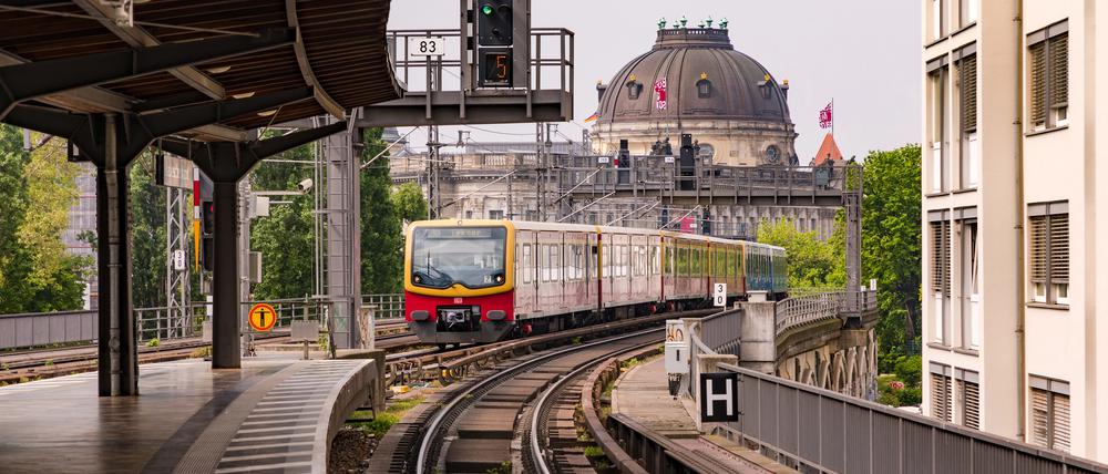 Eine S-Bahn fährt am Bahnhof Hackeschen Markt in Berlin ein.