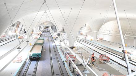 Ab Dezember 2026 sollen Züge des Fernverkehrs zum größten Teil im neuen Stuttgarter Tiefbahnhof enden. Der Regionalverkehr muss laut Bahn aber noch zum Teil bis Juli 2027 in den alten Kopfbahnhof fahren. (Archivbild)