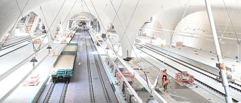 Ab Dezember 2026 sollen Züge des Fernverkehrs zum größten Teil im neuen Stuttgarter Tiefbahnhof enden. Der Regionalverkehr muss laut Bahn aber noch zum Teil bis Juli 2027 in den alten Kopfbahnhof fahren. (Archivbild)