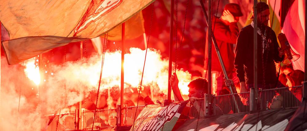 Für das Abbrennen von Pyrotechnik im Heimspiel gegen den SC Paderborn bittet der DFB Hannover 96 nun zur Kasse.