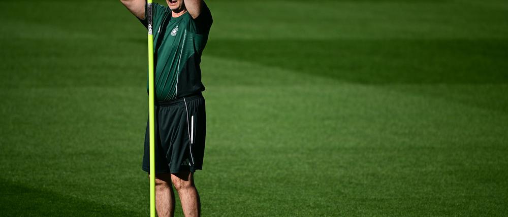 Bundestrainer Christian Wück beim Abschlusstraining in Basel