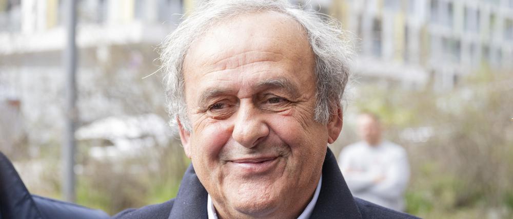 Der ehemalige UEFA-Präsident Michel Platini spricht zu Medienvertretern (Archivbild).