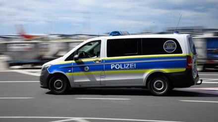 Ein Einsatzfahrzeug der Bundespolizei fährt über das Vorfeld des Flughafens Berlin-Brandenburg (BER). (Archiv)