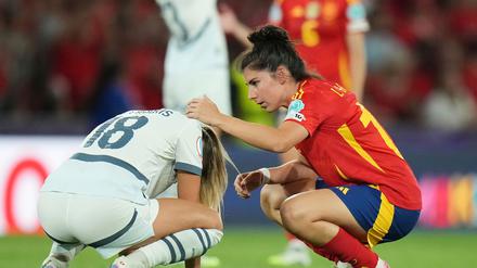 Die Siegerinnen zeigen Mitgefühl: Spaniens Lucia Garcia (r) tröstet Viola Calligaris.