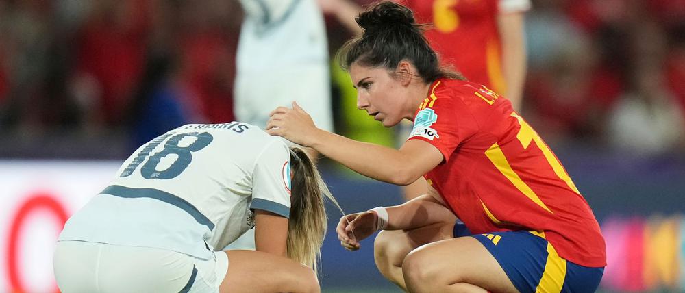 Die Siegerinnen zeigen Mitgefühl: Spaniens Lucia Garcia (r) tröstet Viola Calligaris.