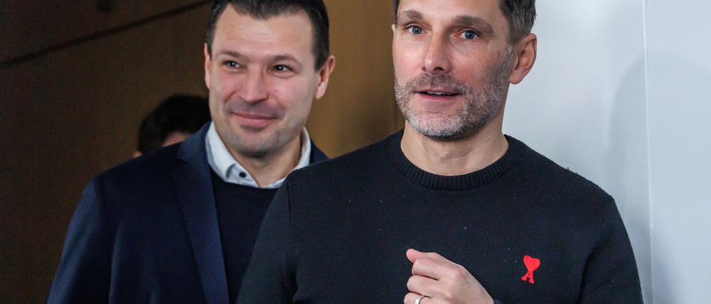 Hertha-Trainer Stefan Leitl (r) und Sportdirektor Benjamin Weber sind nicht ganz zufrieden mit den Abläufen im Trainingslager.