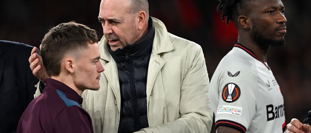 Leverkusen-Boss Fernando Carro (M) ist froh, dass Florian Wirtz (l) nicht zum FC Bayern gewechselt ist.