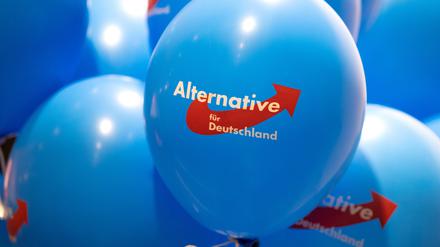 Luftballons mit dem Logo der AfD. (Archiv)